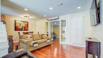 Smart TV, computer monitors