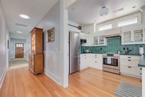 Vibrant 1919 bungalow - peaceful oasis, walk to downtown