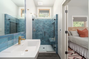 Shower, hair dryer, towels, soap - Vibrant 1919 bungalow - peaceful oasis, walk to downtown (Eugene)