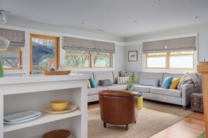 Smart TV, fireplace, books, stereo