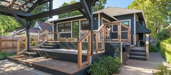 Vibrant 1919 bungalow - peaceful oasis, walk to downtown