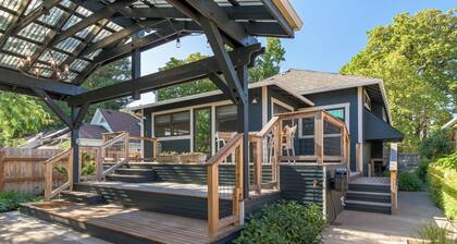 Vibrant 1919 bungalow - peaceful oasis, walk to downtown