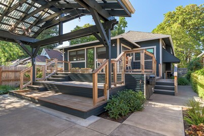 Vibrant 1919 bungalow - peaceful oasis, walk to downtown