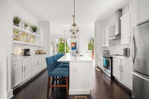 Fridge, microwave, oven, stovetop - Amazing Rooftop Home walk to 12S 4th night FREE (Nashville)