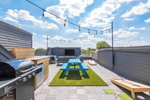 Outdoor dining - Amazing Rooftop Home walk to 12S 4th night FREE (Nashville)