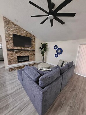 Smart TV, caminetto, tavolo da ping pong