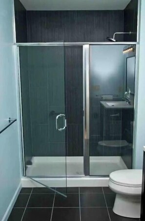 Douche, serviettes fournies, savon, shampooing