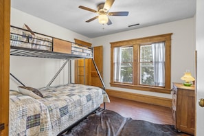 4 bedrooms, iron/ironing board, free WiFi, bed sheets - Historic farmhouse on an acreage in Marion (Marion)