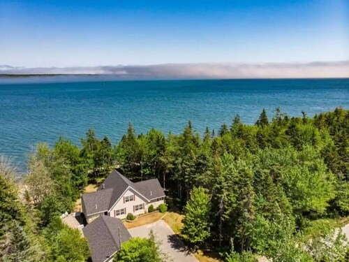 Designer Beachfront Chalet w/ Theater, Arcade & Beach Firepit Near Schoodic