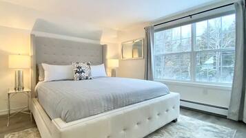 3 bedrooms, desk, iron/ironing board, travel crib