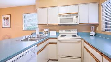 Réfrigérateur, micro-ondes, lave-vaisselle, cafetiÚre/bouilloire