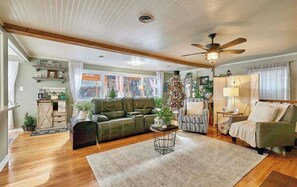 Smart TV, caminetto, impianto stereo