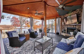 Smart TV, caminetto, impianto stereo