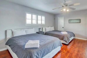 3 chambres, bureau, fer et planche à repasser, lit de bébé portatif