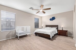 4 Schlafzimmer, Schreibtisch, Bügeleisen/Bügelbrett, Reisekinderbett