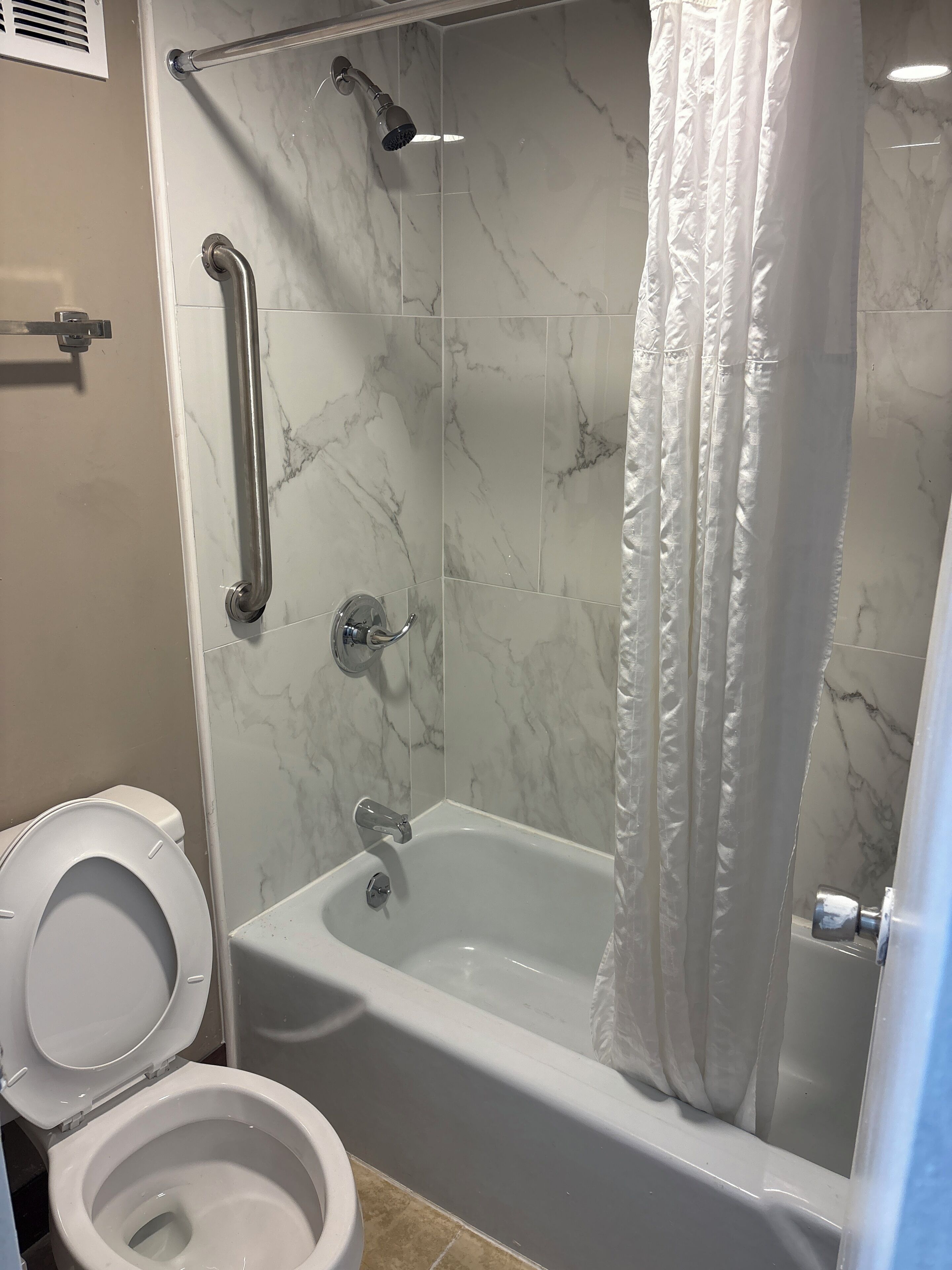 Habitación individual básica, 1 cama de matrimonio grande | Baño | Artículos de higiene personal gratuitos, toallas, jabón y champú