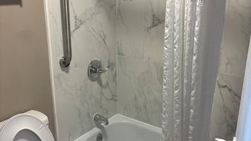 Habitación individual básica, 1 cama de matrimonio grande | Baño | Artículos de higiene personal gratuitos, toallas, jabón y champú