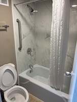 Habitación individual básica, 1 cama de matrimonio grande | Baño | Artículos de higiene personal gratuitos, toallas, jabón y champú