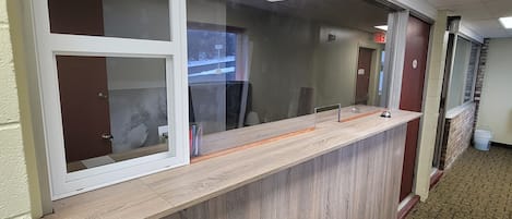 Mostrador para check-in y check-out