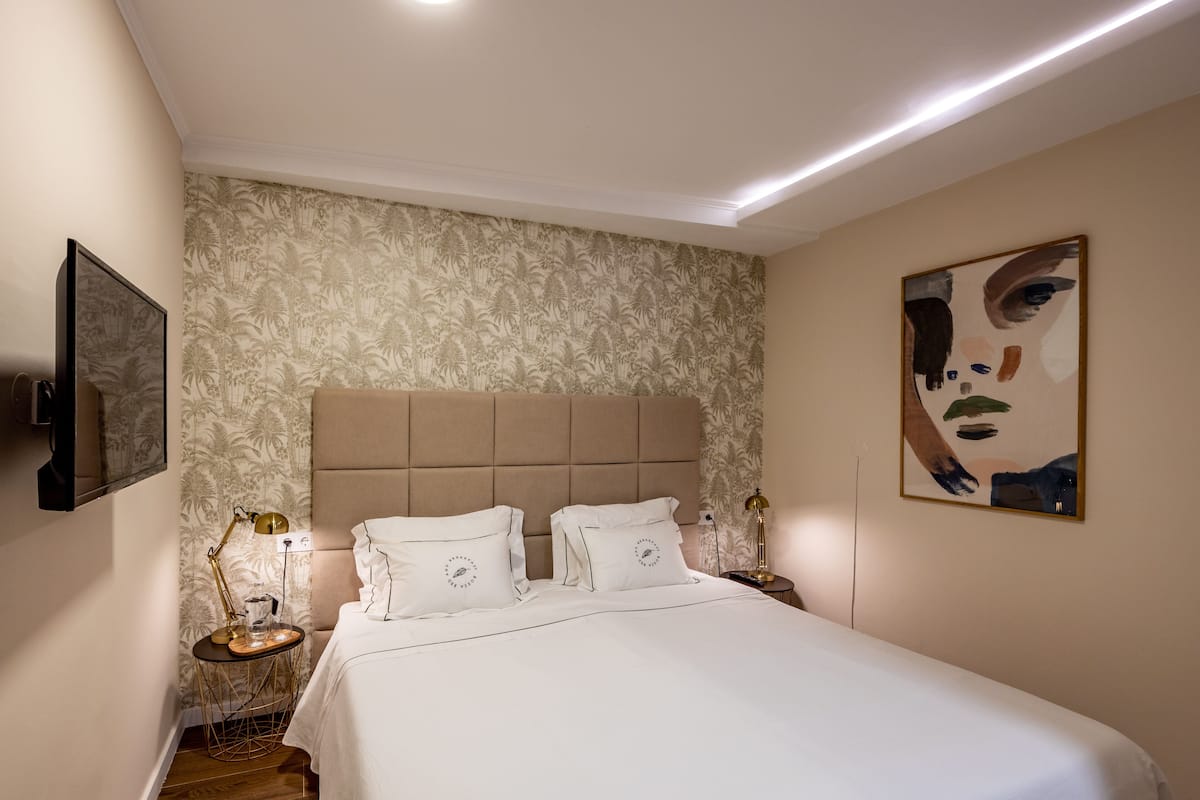Habitación doble estándar | Cortinas blackout, wifi gratis y ropa de cama