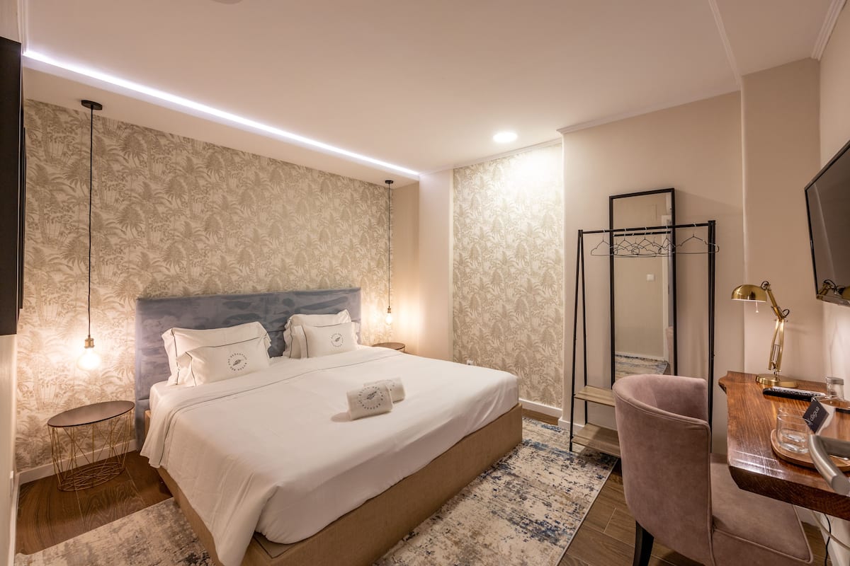 Habitación básica doble | Cortinas blackout, wifi gratis y ropa de cama