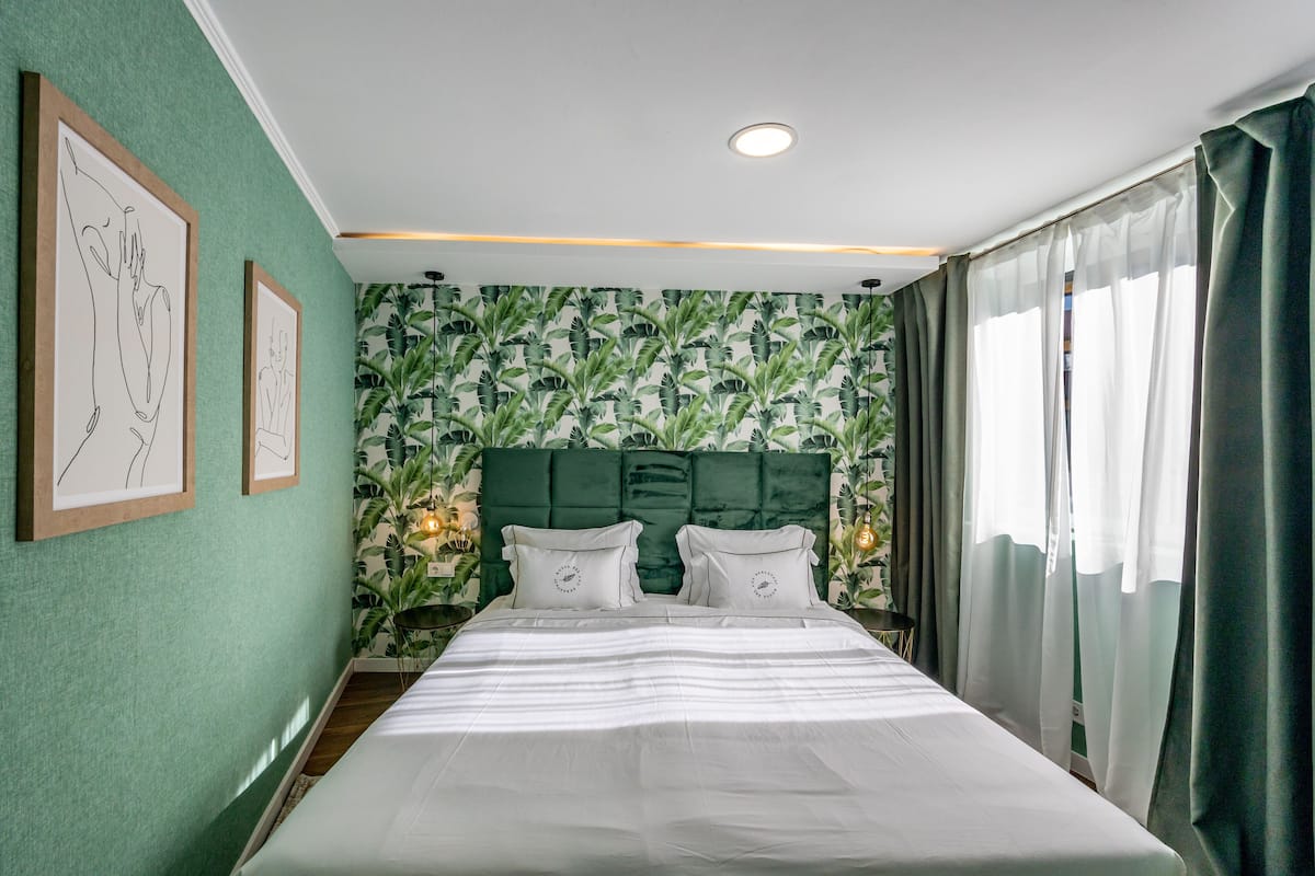 Habitación doble urbana | Cortinas blackout, wifi gratis y ropa de cama