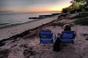 Nära stranden, solstolar och strandhanddukar
