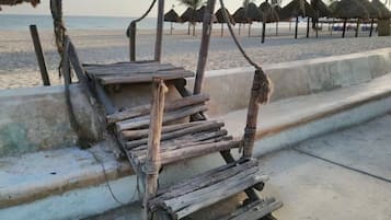 Plage à proximité, chaises longues, serviettes de plage