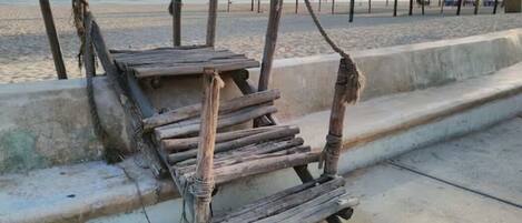 Plage à proximité, chaises longues, serviettes de plage
