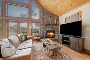 Älytelevisio, takka, videopelejä, DVD-soitin