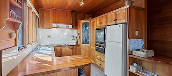 Lumi Talo - Retro quintessential two-story cedar lodge