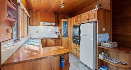 Lumi Talo - Retro quintessential two-story cedar lodge