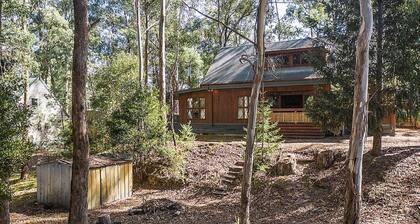 Lumi Talo - Retro quintessential two-story cedar lodge