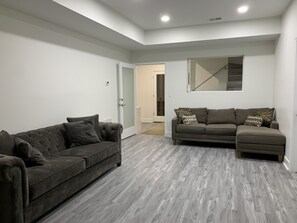 Smart TV, table tennis, books - 5BR & 4BA vacation home to relax, recreate or reset, and strategically located (Roswell)