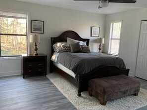 5 soverom, skrivebord, strykejern/-brett og reiseseng for barn