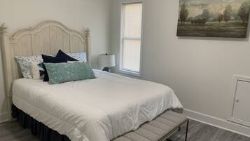 5 chambres, bureau, fer et planche à repasser, lit parapluie