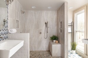 Dusche, Haartrockner, Handtücher, Seife