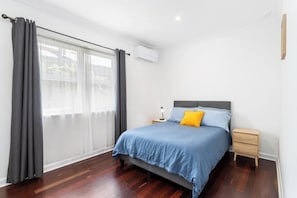 3 slaapkamers, een bureau, een strijkplank/strijkijzer, wifi
