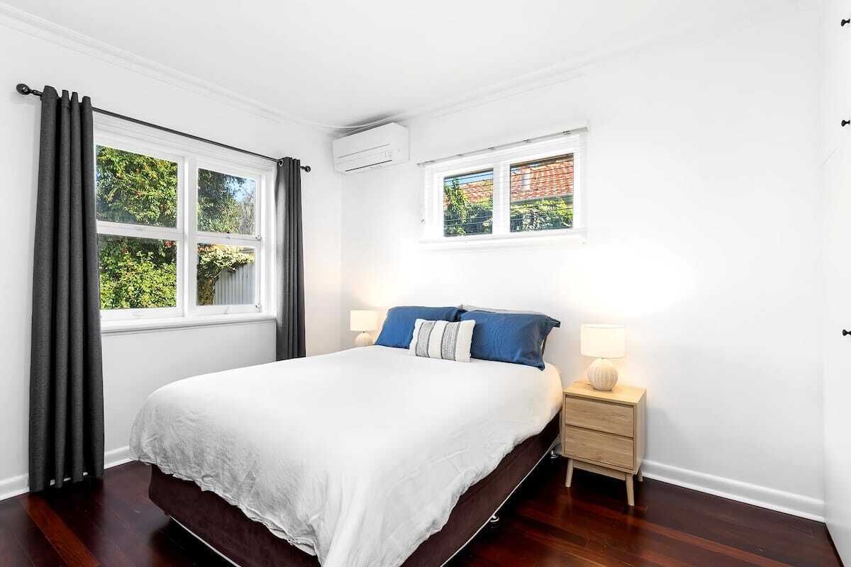 3 soverom, skrivebord, strykejern/-brett og reiseseng for barn