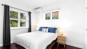 3 habitaciones, escritorio y tabla de planchar con plancha