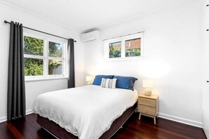 3 habitaciones, escritorio y tabla de planchar con plancha