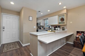 Microonde, forno, piano cottura, lavastoviglie