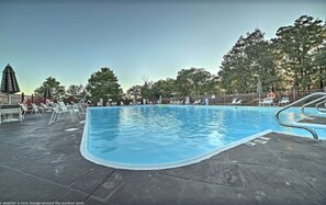 Outdoor pool - Retreat @ the Hills w/ Pets and Game Room (Branson)