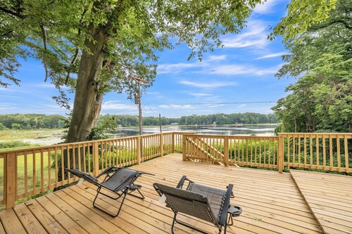 The Wolf Den : Hot Tub & Lake Views – The Perfect Winter Escape