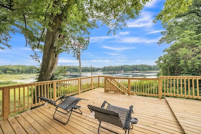 The Wolf Den : Hot Tub & Lake Views – The Perfect Winter Escape