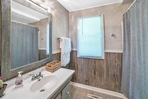 Ensemble douche/baignoire, serviettes fournies