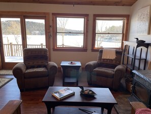 TV, video library - Charming 2 bedroom cottage overlooking Arnold Lake under 10 min to CDP (Milford)