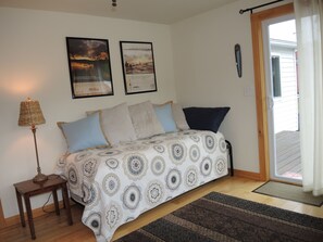 1 bedroom, iron/ironing board, free WiFi, bed sheets - Eagle River Waterfront, Fishing, kayaks, paddleboards, updated, near Dreams Park (Portlandville)