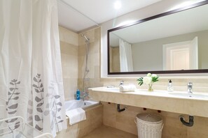 Bathtub, hair dryer, towels - San Pedro spacious apartment - 300m to beach (San Pedro de Alcántara)