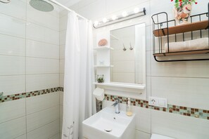 Bañera, secador de pelo y toallas